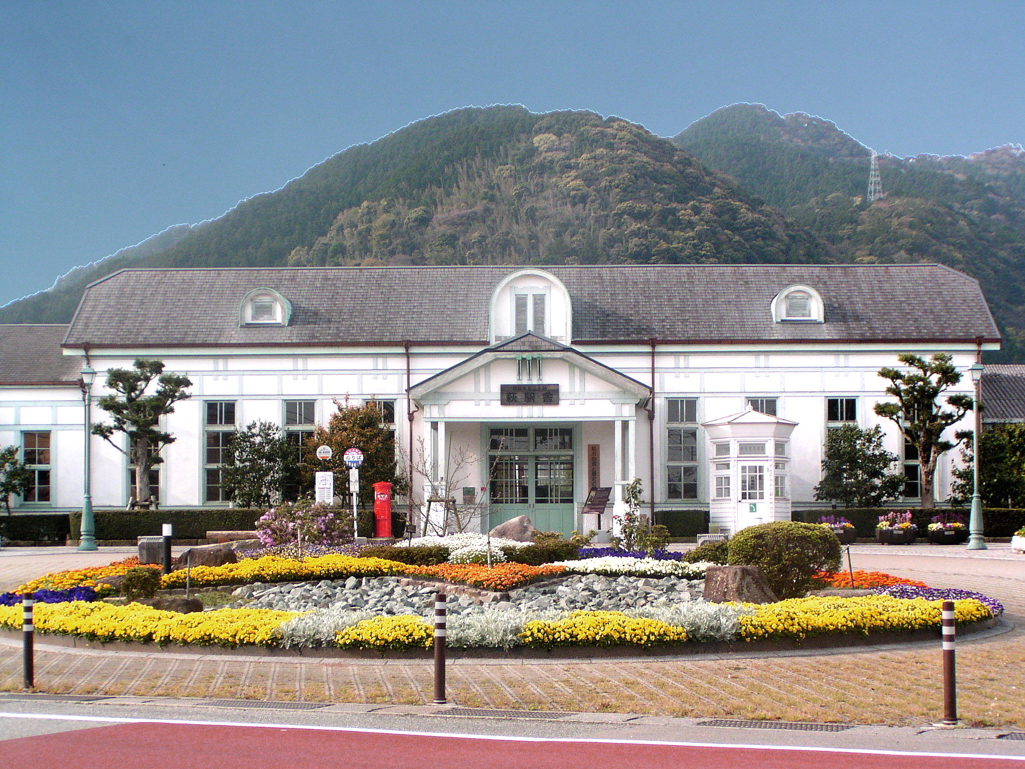 萩駅舎の春景色
