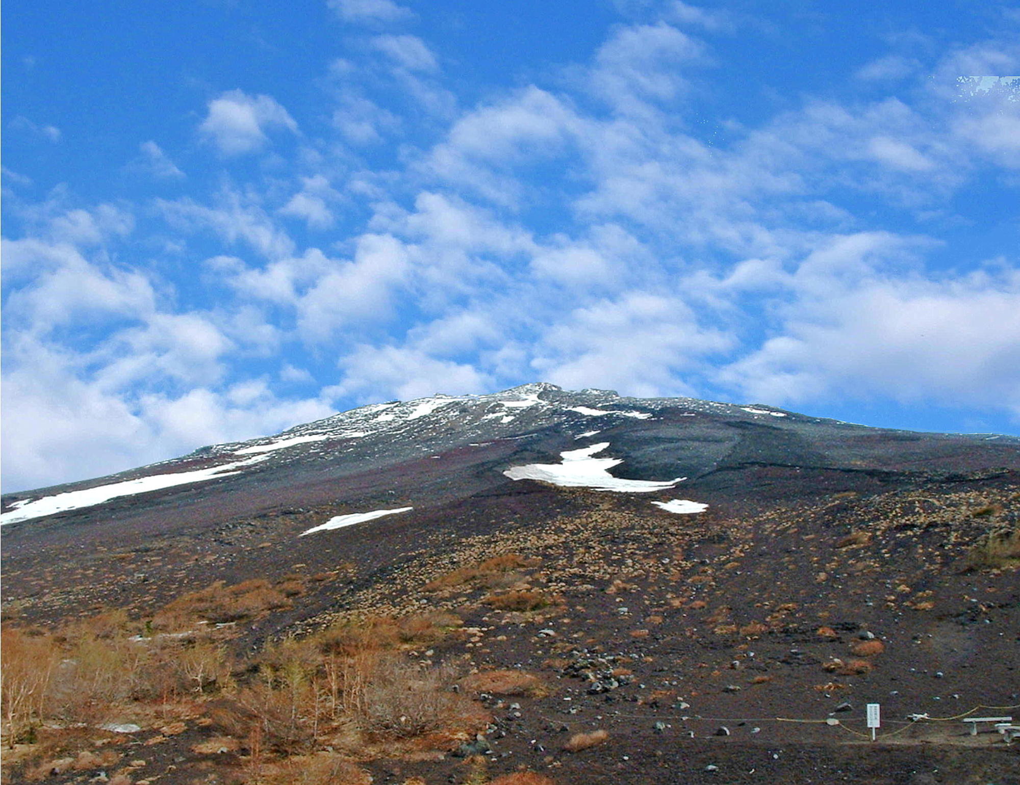 富士山五合目の青い空